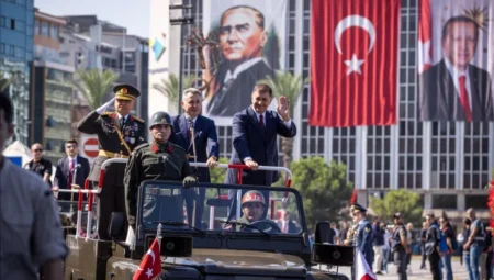 İzmir’de 30 Ağustos Zafer Bayramı coşkusu: Cumhuriyet Meydanı’nda resmi tören ve askeri geçit yapıldı