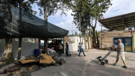 İzmir Büyükşehir Belediyesi, Buca Şirinyer Parkı’nda işgalci işletmeleri tahliye ederek kamusal alanı geri kazandırıyor