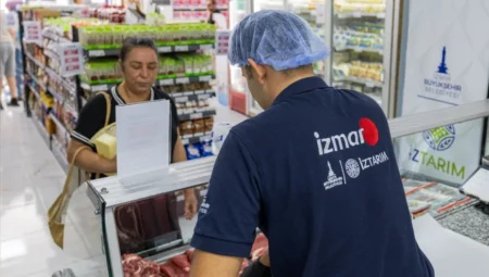 İzmir Büyükşehir’in uygun fiyatlı market zinciri İZMAR, Bayraklı’da açılan 10’uncu şubesiyle büyümeye devam ediyor