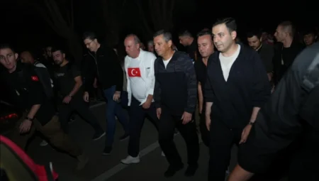 Giresun Belediye Başkanı Fuat Köse, CHP Genel Başkanı Özgür Özel ile Zafer Yürüyüşü’nde Kocatepe’ye yürüdü