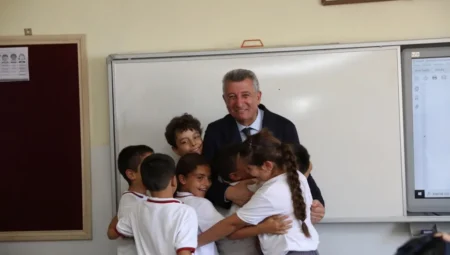 Güzelbahçe Belediyesi öğrenciler için çanta ve kırtasiye desteğini yeni eğitim yılında sürdürecek