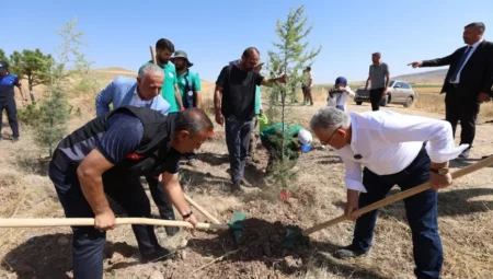 Kayseri’de Zabıta Haftası etkinliğinde 800 fidan toprakla buluşturuldu