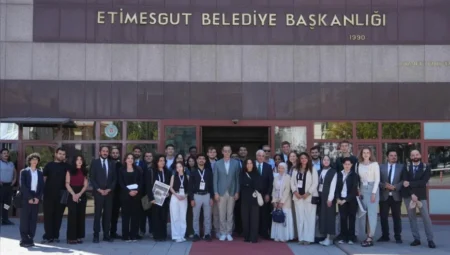 Başkan Erdal Beşikcioğlu: “Gençlik için değil, gençlikle birlikte yönetim anlayışını benimsiyoruz”