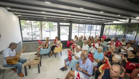 Erdemli Emekli Evi’nde 30 Ağustos için düzenlenen türkü konseri emeklileri bir araya getirdi!