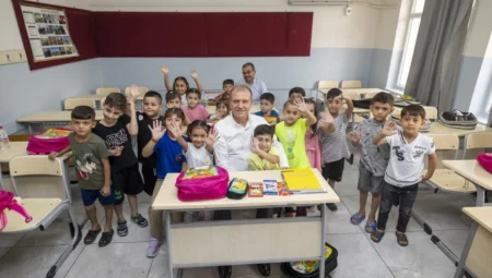 Vahap Seçer: “5 yılda çocuklarımıza 93 bin 550 adet çanta hediye ettik”